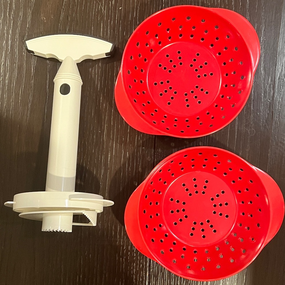 2 Berry Colanders + 1 Pineapple Slicer/Corer *EUC* MSRP: $65+tax